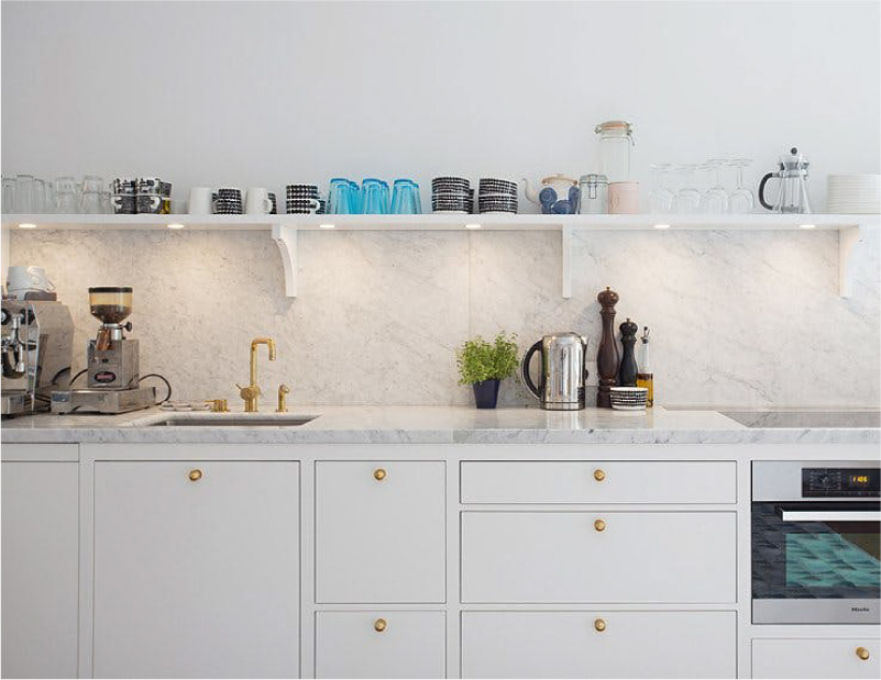 Mesa de mármol en el interior de la cocina.