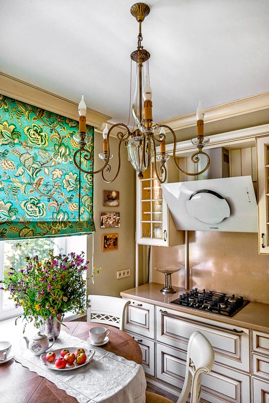 Campana inclinada en el interior de la cocina.