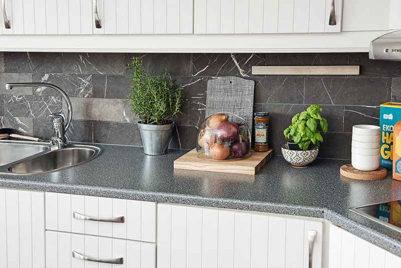 Encimera de aglomerado laminado oscuro