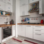 Cocina de esquina con mueble biselado.