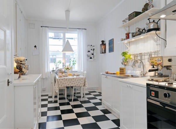 Azulejos en el interior de la cocina escandinava.