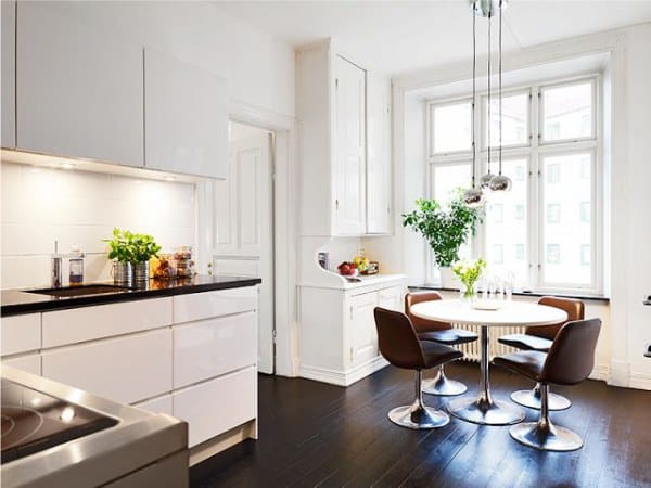 Piso de cocina de estilo escandinavo oscuro