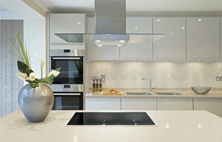 Cocina blanca en estilo moderno.