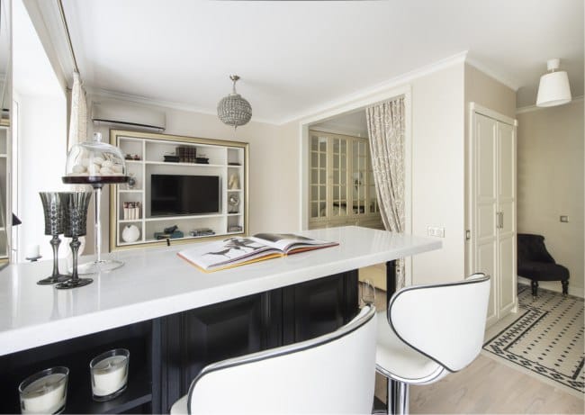 Conception d'un appartement d'une pièce avec une petite cuisine et un salon - vue de la cuisine Conception d'un appartement d'une pièce avec une petite cuisine et un salon - vue de la cuisine