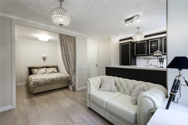 Conception d'un appartement d'une pièce avec une petite cuisine et un salon - vue de la cuisine Conception d'un appartement d'une pièce avec une petite cuisine et un salon - vue de la cuisine