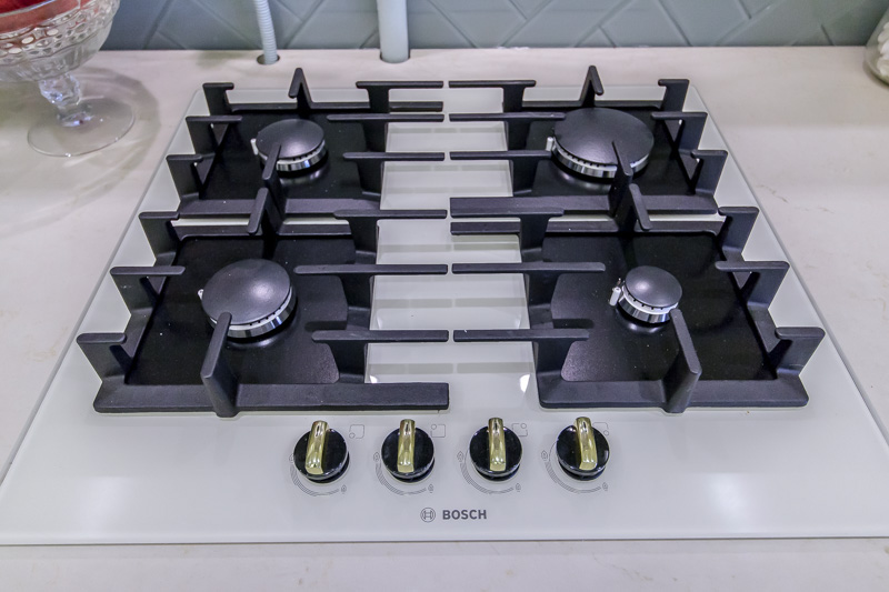 Cocina de gas con placas separadas.