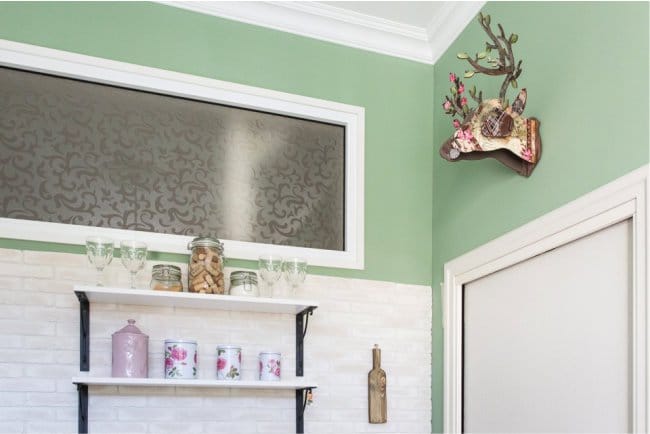 Intérieur, petite cuisine, fenêtre, mur, gros plan Intérieur, petite cuisine, fenêtre, mur, gros plan