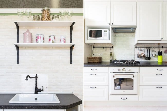 L'intérieur d'une petite cuisine avec une fenêtre dans le mur - zone de travail L'intérieur d'une petite cuisine avec une fenêtre dans le mur - zone de travail