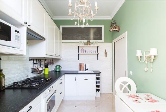 L'intérieur d'une petite cuisine avec une fenêtre dans le mur L'intérieur d'une petite cuisine avec une fenêtre dans le mur