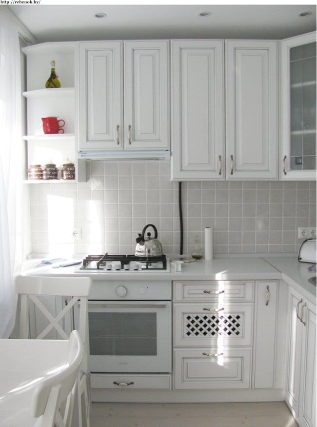 Cuisine 5,7 mètres carrés avec une porte coulissante - une vue générale de la cuisine Cuisine 5,7 mètres carrés avec une porte coulissante - une vue générale de la cuisine