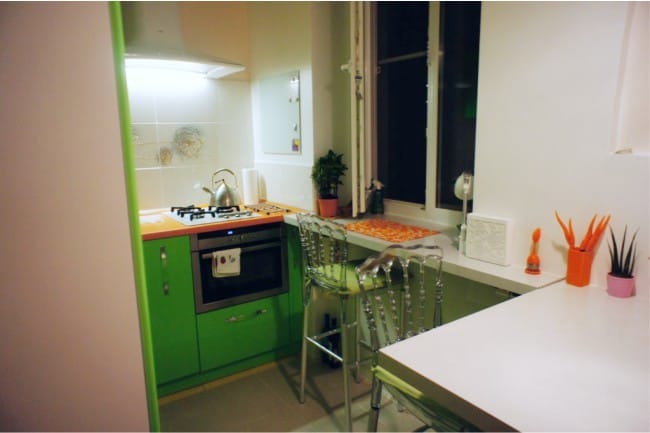Petite cuisine avec rebord de fenêtre - vue générale de la cuisine Petite cuisine avec rebord de fenêtre - vue générale de la cuisine
