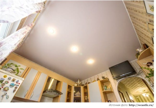 Stretch Satin ceiling dans une petite cuisine Stretch Satin ceiling dans une petite cuisine