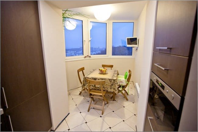 Combinant un balcon avec une cuisine - salle à manger sur la loggia Combinant un balcon avec une cuisine - salle à manger sur la loggia