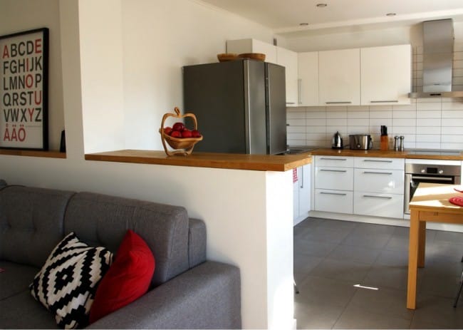 Rénovation d'une petite cuisine avec une cloison - vue de la cuisine depuis le salon Rénovation d'une petite cuisine avec une cloison - vue de la cuisine depuis le salon