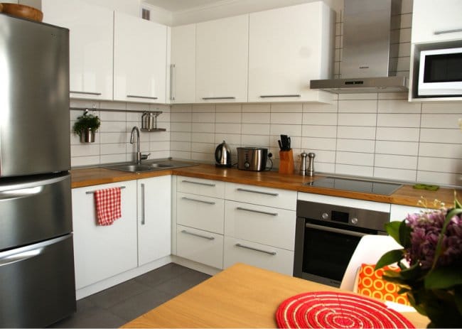 Réparation d'une petite cuisine avec une cloison - vue de la cuisine Réparation d'une petite cuisine avec une cloison - vue de la cuisine