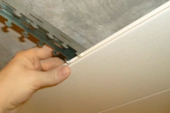 Instalando os trilhos na travessia Instalando os trilhos na travessia