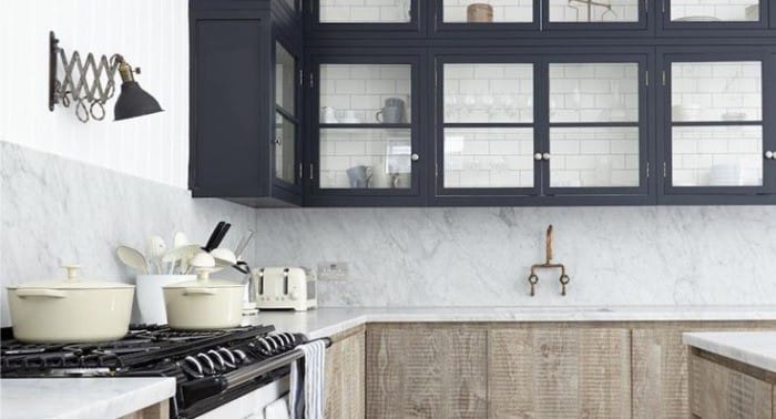 Mármol gris en combinación con conjunto negro. Mármol gris en combinación con conjunto negro.