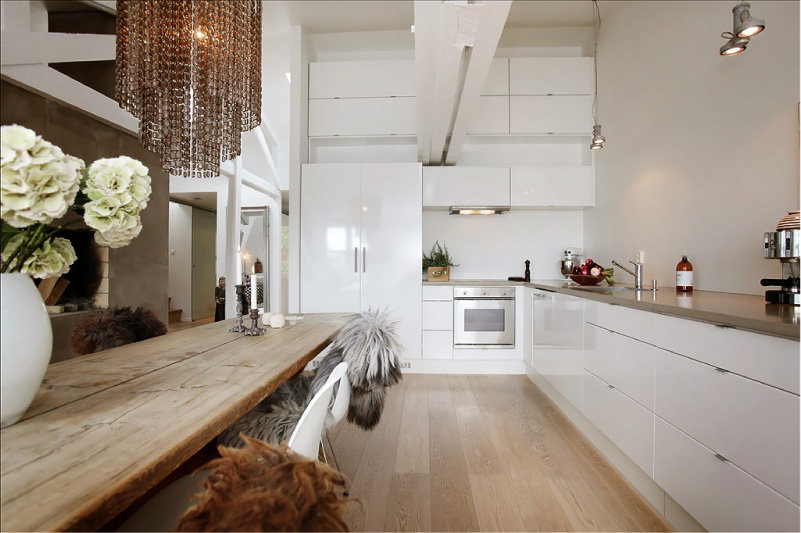 Witte glanzende keuken en hout