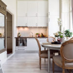 Witte glanzende neoklassieke keuken