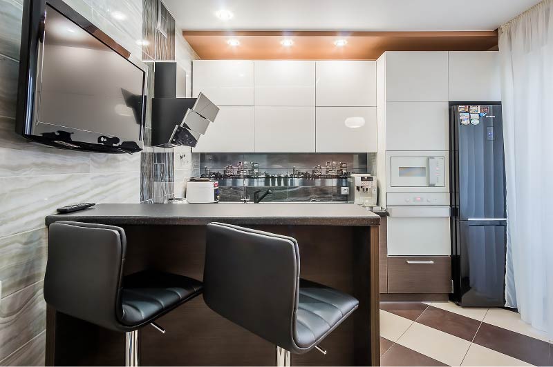 Witte keuken met zwarte apparatuur