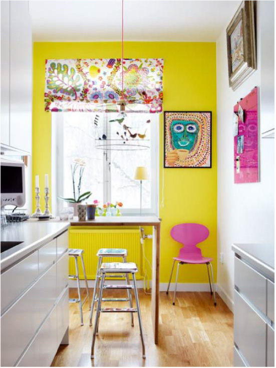 Witte keuken met een gele muur