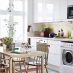 Glanzende witte keuken in Scandinavische stijl