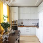 Glanzende keuken in het interieur