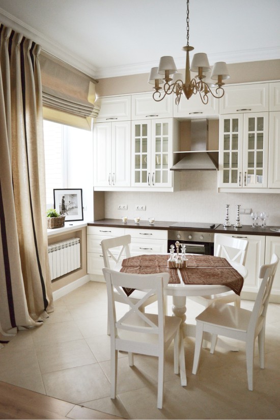 Keuken met lichtbeige vloertegels