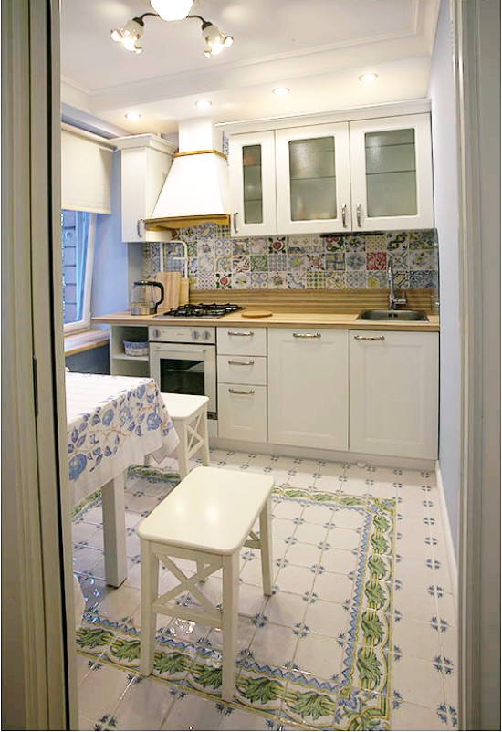 Kleine witte keuken in Chroesjtsjov