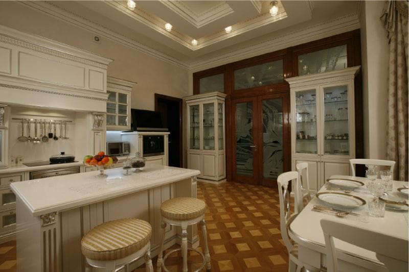 Buffet i vitrina u unutrašnjosti klasične kuhinje