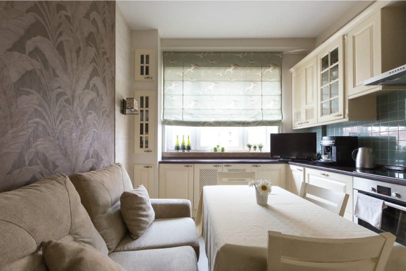 Divano all'interno della cucina