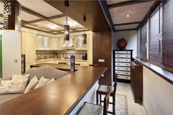 Phòng khách nhà bếp, với một quầy bar trên loggia
