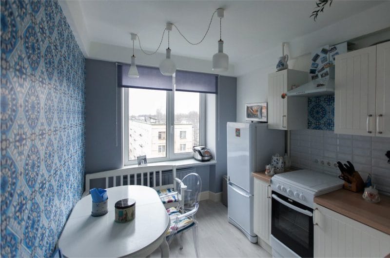 Angolo cucina con panca all'interno