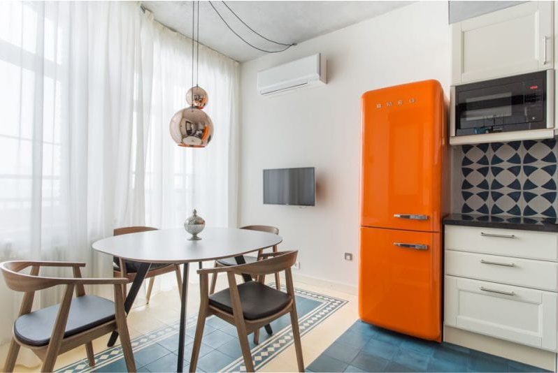 Taula de fusta ovalada a l'interior de la cuina amb un estil modern.