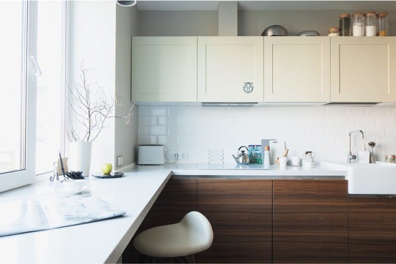 Delantal de cerdo en la cocina al estilo contemporáneo.