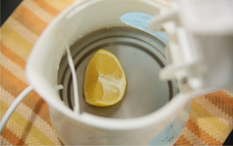 Descalcificación en un hervidor con limón.