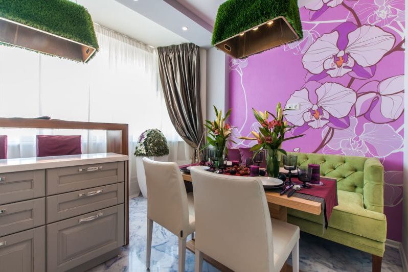 Fuchsia акцент стена в кухня интериор