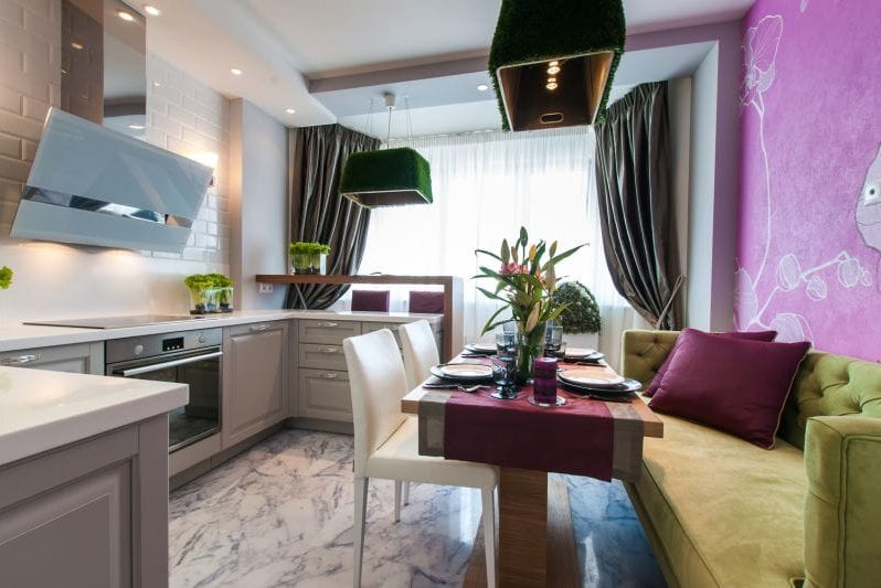 Fuchsia акцент стена в кухня интериор