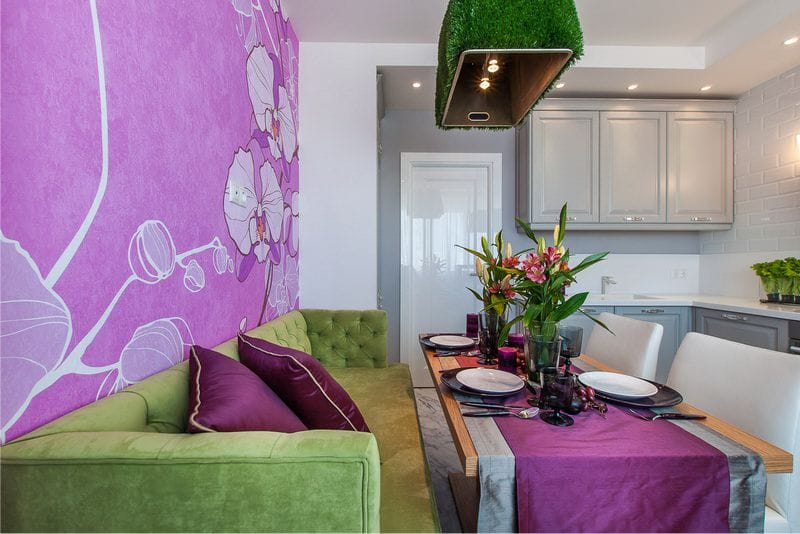 Fuchsia акцент стена в кухня интериор
