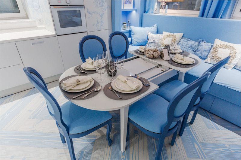 Cocina blanca y azul.