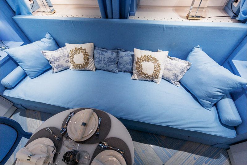 Cocina blanca y azul.