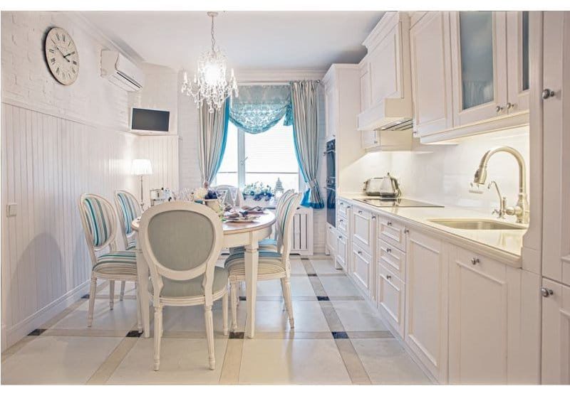 Cocina blanca y azul de estilo provenzal
