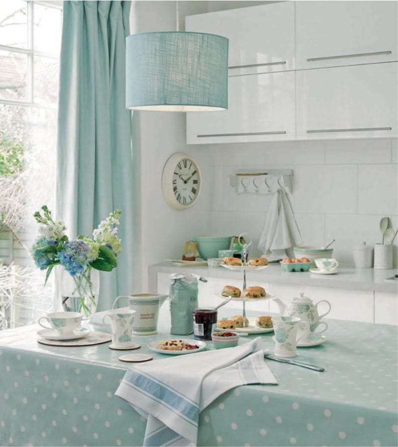 Cocina blanca y azul.