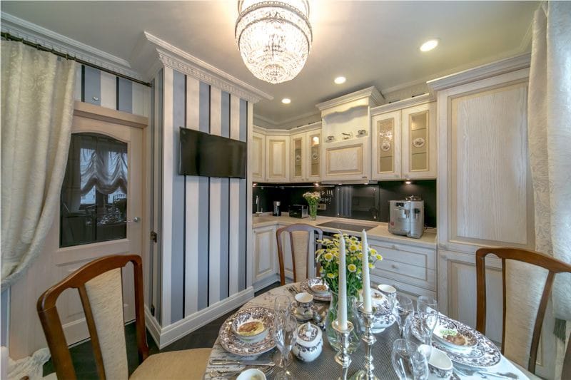 Cocina beige-azul en estilo provenzal.