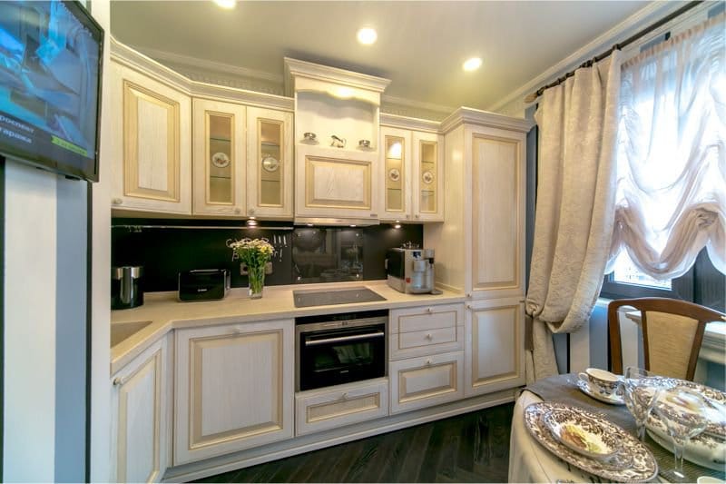 Cocina beige-azul en estilo provenzal.
