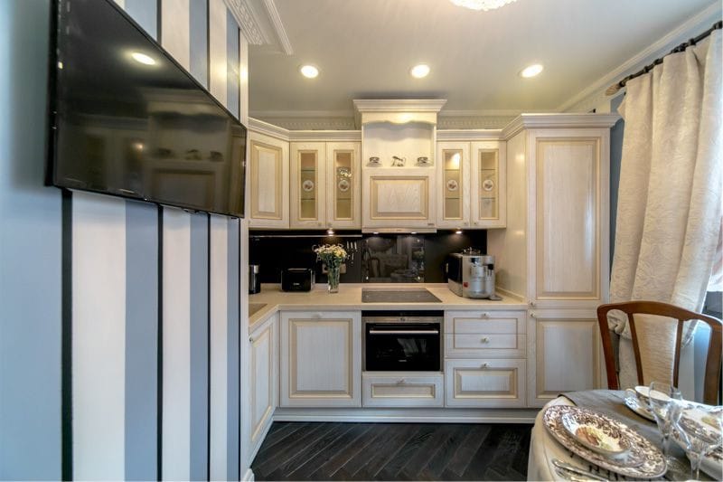 Cocina beige-azul en estilo provenzal.