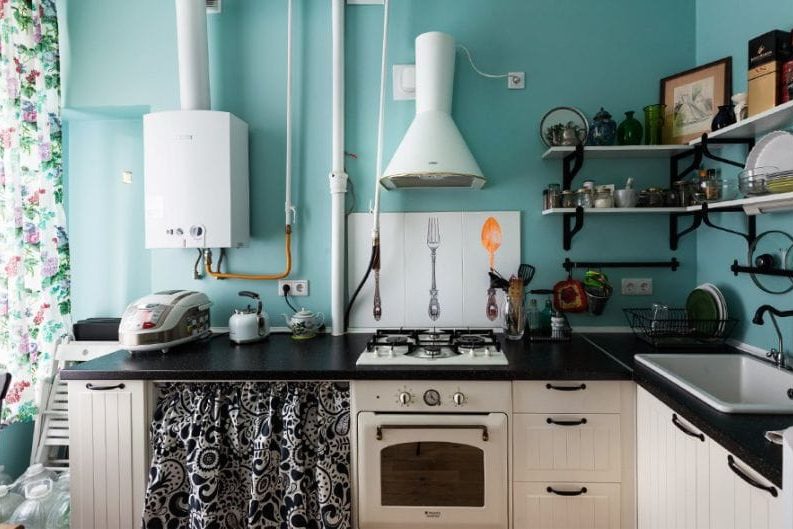 Color negro y azul en el interior de la cocina al estilo provenzal.