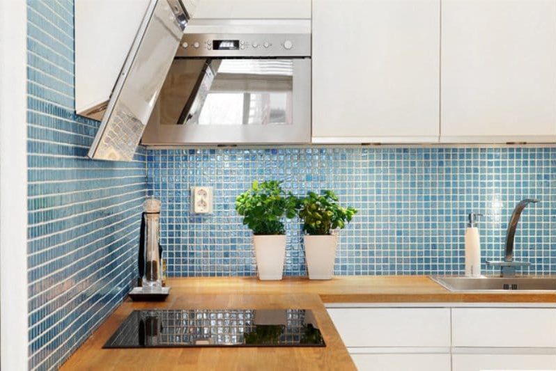 Delantal de color azul en un interior de cocina.