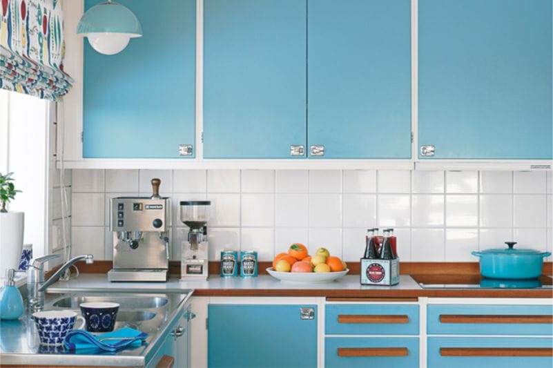 Conjunto de color azul al estilo escandinavo.