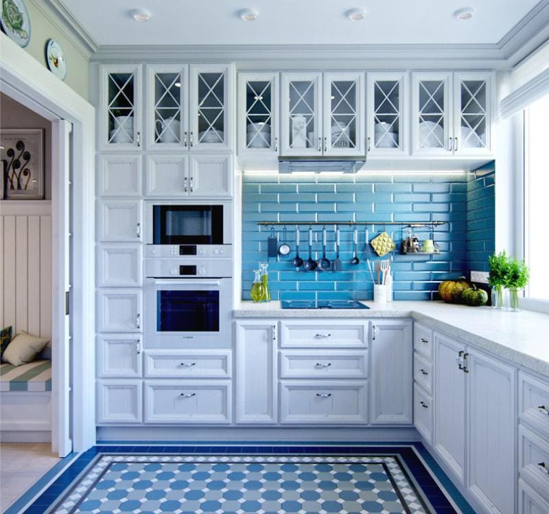 Color azul y azul en el interior de la cocina.